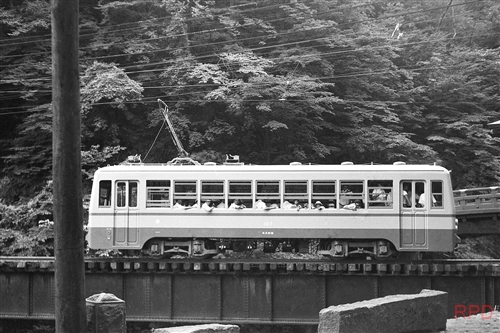 東武鉄道日光軌道線100形107 神橋 サイドビュー 昭和20年代